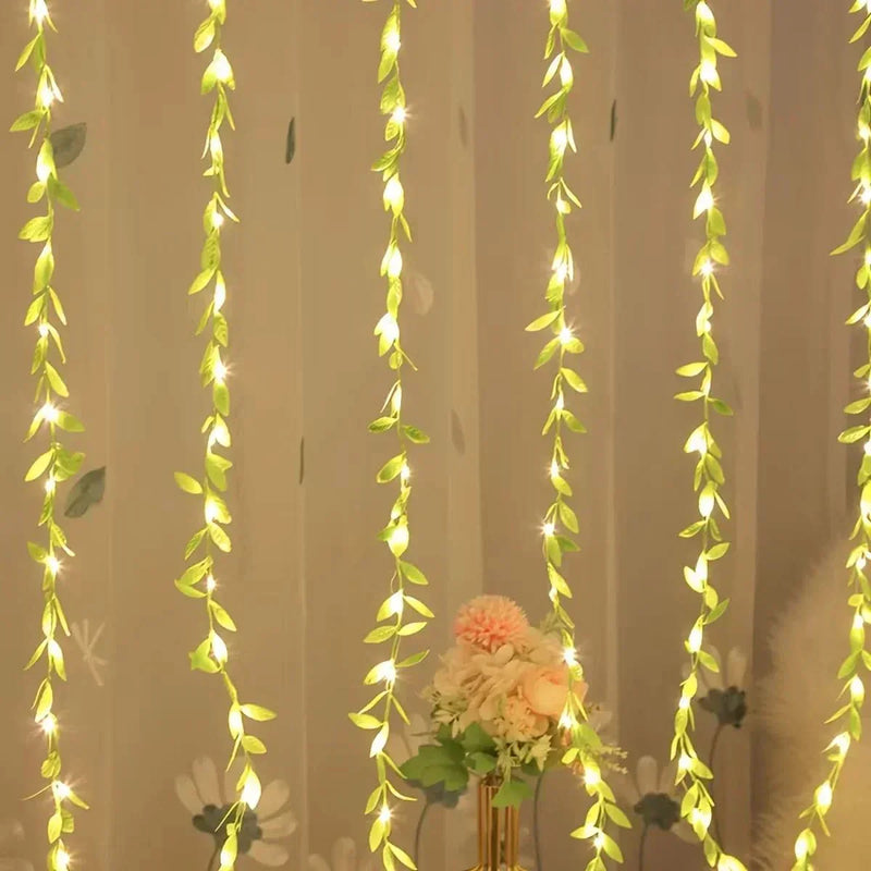 Cortina de Luzes Natalinas com Folhas – Encanto e Magia em Cada Detalhe